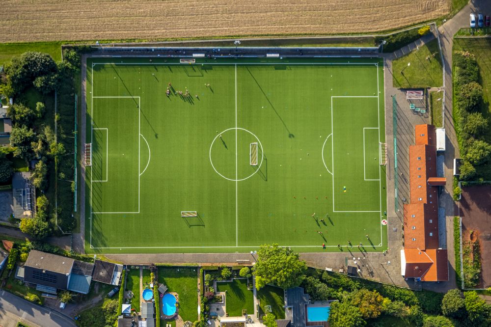 Senkrecht-Luftbild Werl - Senkrechtluftbild Sportplatz- Fussballplatz Sportplatz Westönnen in Werl im Bundesland Nordrhein-Westfalen, Deutschland