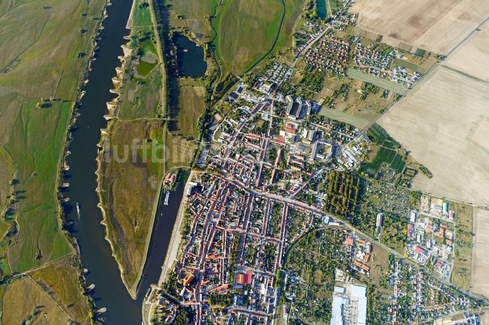 Senkrecht-Luftbild Tangermünde - Senkrechtluftbild Stadtansicht am Ufer des Flußverlaufes der Elbe in Tangermünde im Bundesland Sachsen-Anhalt, Deutschland