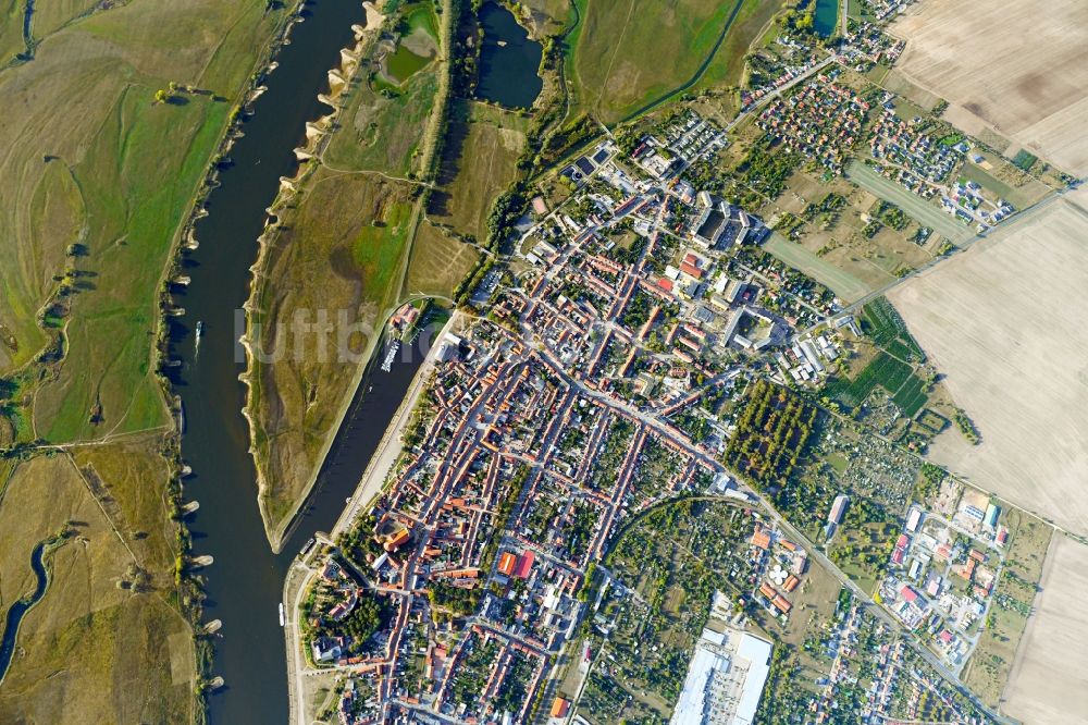 Senkrecht-Luftbild Tangermünde - Senkrechtluftbild Stadtansicht am Ufer des Flußverlaufes der Elbe in Tangermünde im Bundesland Sachsen-Anhalt, Deutschland