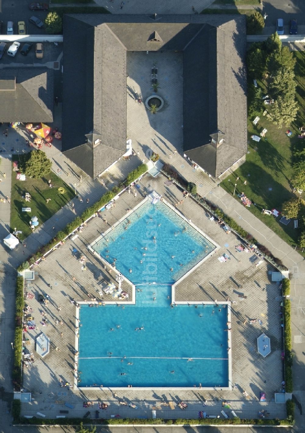 Senkrecht-Luftbild Budapest - Senkrechtluftbild Therme und Schwimmbecken am Freibad der Freizeiteinrichtung Paskál Spa in Budapest in Ungarn