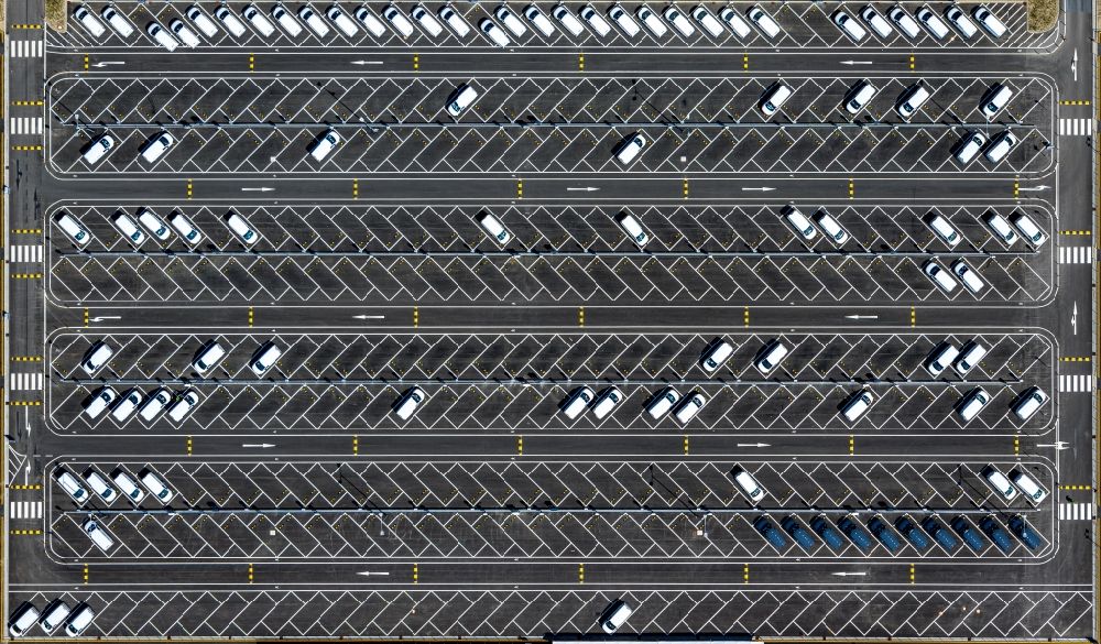 Senkrecht-Luftbild Essen - Senkrechtluftbild Transporter- Abstellflächen und Freiflächen- Lager der Verteilzentrum Amazon in Essen im Bundesland Nordrhein-Westfalen, Deutschland