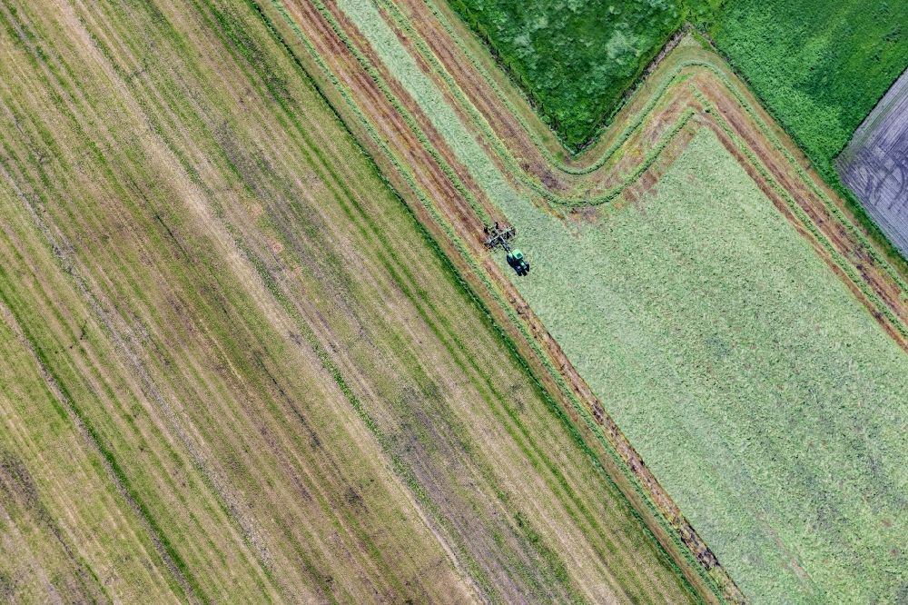 Senkrecht-Luftbild Heinbockel - Senkrechtluftbild Transportfahrzeuge auf landwirtschaftlichen Feldern in Heinbockel im Bundesland Niedersachsen, Deutschland