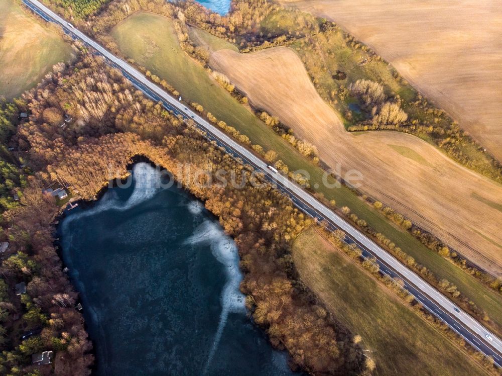 Senkrecht-Luftbild Schorfheide - Senkrechtluftbild Uferbereiche des Sees Kleiner Bukowsee in einem Waldgebiet in Schorfheide im Bundesland Brandenburg, Deutschland