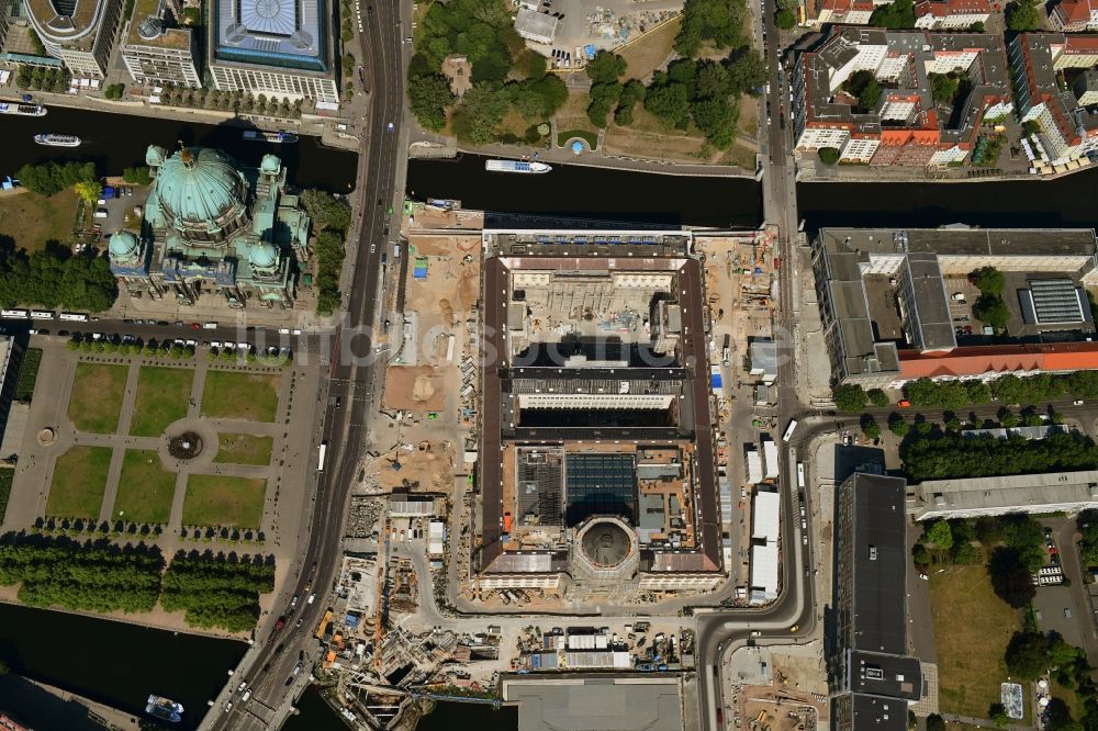 Senkrecht-Luftbild Berlin - Senkrechtluftbild Umgestaltung des Schlossplatz durch die Baustelle zum Neubau des Humboldt - Forums in Berlin - Mitte