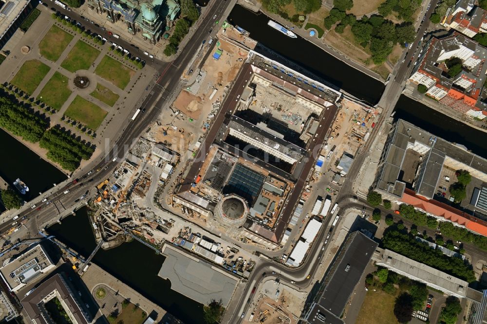 Senkrecht-Luftbild Berlin - Senkrechtluftbild Umgestaltung des Schlossplatz durch die Baustelle zum Neubau des Humboldt - Forums in Berlin - Mitte