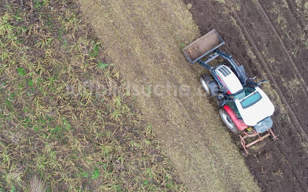Senkrecht-Luftbild Groß Klessow - Senkrechtluftbild Umpflugarbeiten und Umschichtung der Erde durch einen Traktor mit Pflug auf landwirtschaftlichen Feldern in Groß Klessow im Bundesland Brandenburg, Deutschland