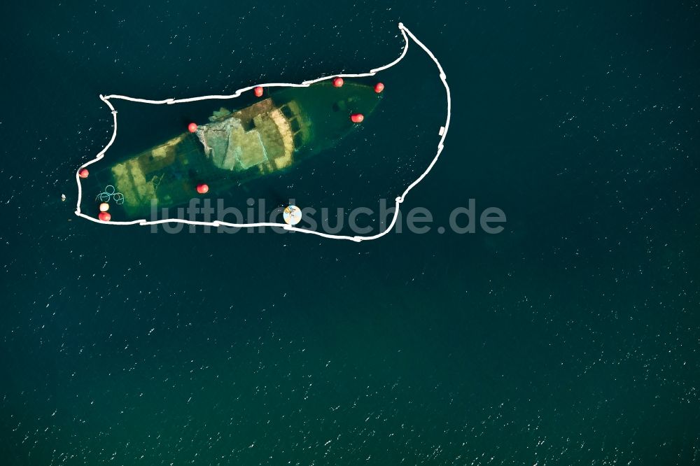 Senkrecht-Luftbild Andratx - Senkrechtluftbild Umrisse eines gesunkenen Schiffswracks an der Wasseroberfläche in Andratx auf der balearischen Mittelmeerinsel Mallorca, Spanien