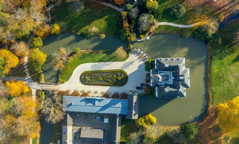 Senkrecht-Luftbild Hünxe - Senkrechtluftbild Wassergraben mit Wasserschloß, Schloss Gartrop in Hünxe im Bundesland Nordrhein-Westfalen, Deutschland