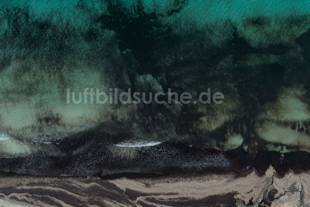 Senkrecht-Luftbild Llucmajor - Senkrechtluftbild Wasseroberfläche an der Meeres- Küste des Mittelmeer in Llucmajor auf der balearischen Mittelmeerinsel Mallorca, Spanien