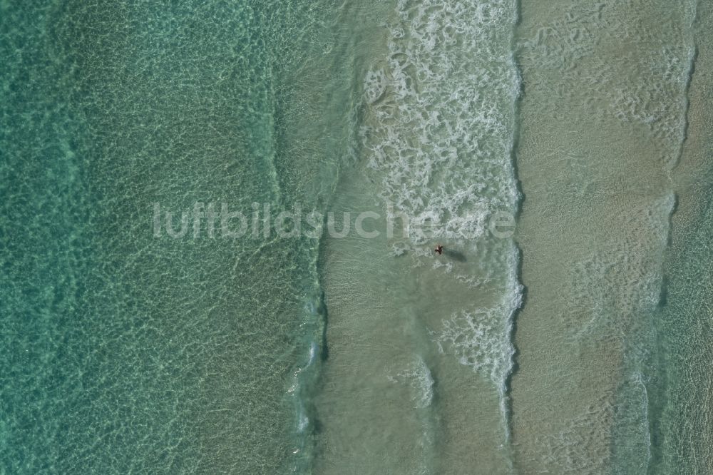 Senkrecht-Luftbild Llucmajo - Senkrechtluftbild Wasseroberfläche an der Meeres- Küste des Mittelmeer in Llucmajor auf der balearischen Mittelmeerinsel Mallorca, Spanien