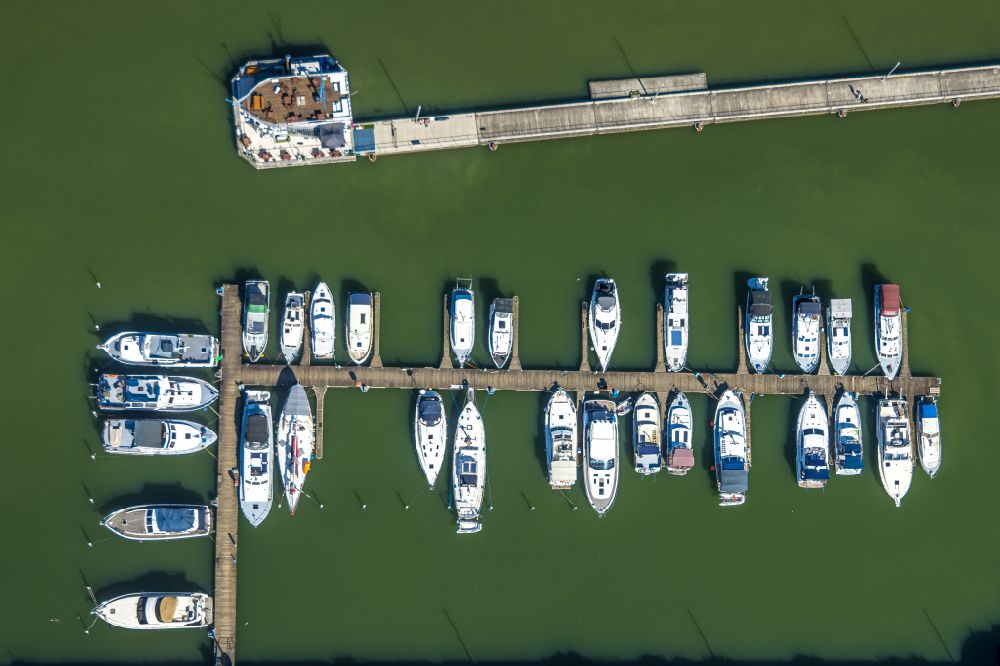 Senkrecht-Luftbild Rünthe - Senkrechtluftbild Yachthafen mit Sportboot- Anlegestellen und Bootsliegeplätzen am Uferbereich des Datteln-Hamm-Kanal in Rünthe im Bundesland Nordrhein-Westfalen, Deutschland