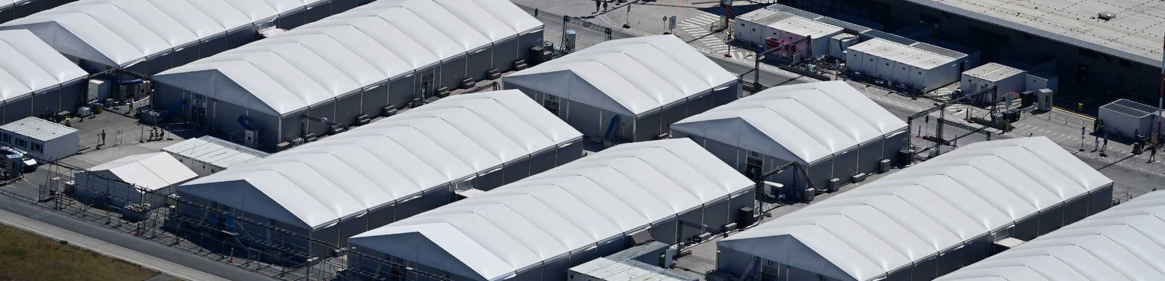 Flüchtlingsheim- und Asylunterkunfts- Zeltlager als Behelfsunterkunft 